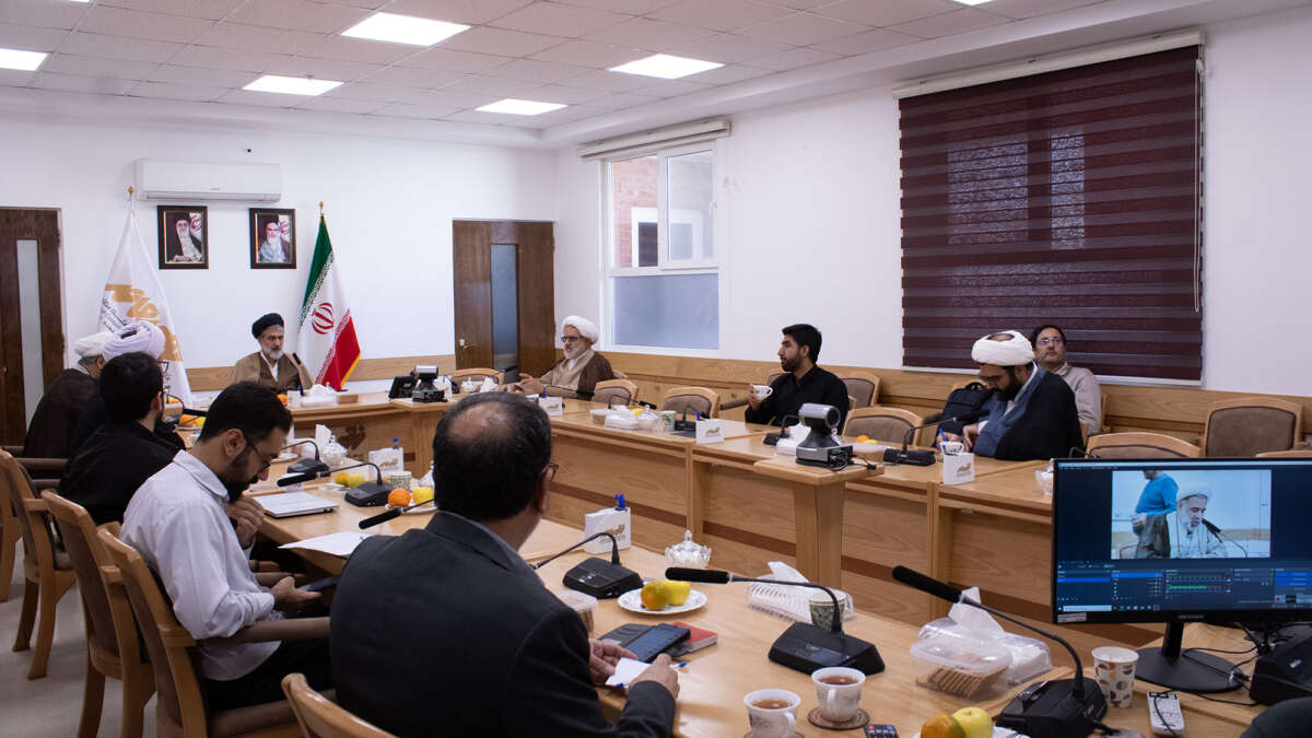 دراسة سبل قیاس مطابقة القوانین مع الأحکام الأولیة فی جلسة «أیام الأحد: مناقشة المنهج»