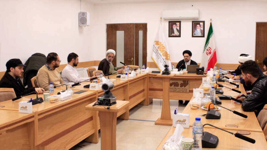 تأثير نظريات الفن على فقه الفن؛ من موضوع‌شناسي فقهي إلى ضرورة نظرية فن إسلامي محلي عُقدت الجلسة العلمية الـ271 لمعهد دراسات الفقه المعاصر يوم 18 دي (الموافق 6 رجب 1446هـ)، محورها «تأثير نظريات الفن على فقه الفن». وفي هذه الجلسة، أُكد على الضرورة الحيوية لتشكيل نظرية محلية إسلامية في مجال الفن كشرط أساسي لاستنباط فقهي منسجم. قدم الدكتور سيد محمد محسن مير مرشدي -المتحدث الرئيسي- شرحًا لأربعة أسحة وظيفية لنظرية الفن مع تمييزها عن فلسفة الفن، موضحًا أن نظريات الفن تقع «في طول الأدلة الشرعية»، وبدون الاعتماد على إطارات مثل التمثيلية (التمثيل)، والشكلانية (الفورماليزم)، والتعبيرية، لا يمكن تشخيص دقيق لموضوعات الفن الذهنية وإصدار أحكام فقهية معتبرة -خاصة في مجالات الأخلاق، ونية الفنان، وتأثير العمل الفني. عُقدت الجلسة بدبيرية علمية حجة الإسلام والمسلمين محمد كاظم حقاني فضل، وبنقد علمي حجة الإسلام والمسلمين الدكتور سيد حميد مير خندان.