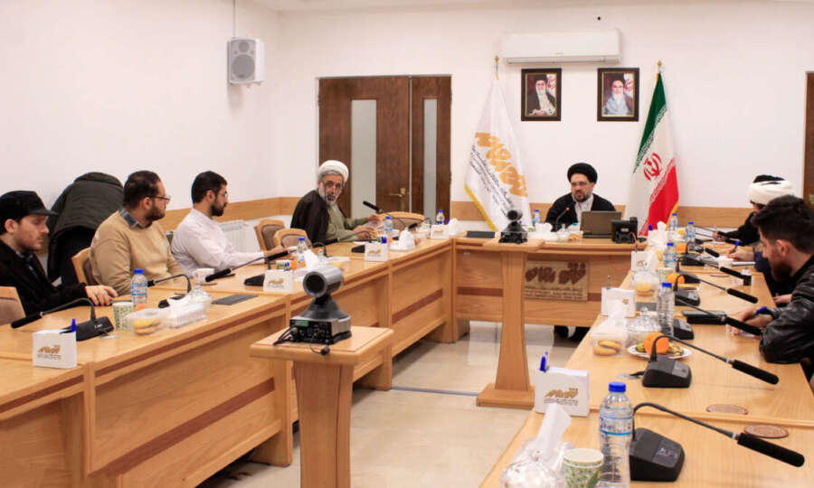 تأثير نظريات الفن على فقه الفن؛ من موضوع‌شناسي فقهي إلى ضرورة نظرية فن إسلامي محلي عُقدت الجلسة العلمية الـ271 لمعهد دراسات الفقه المعاصر يوم 18 دي (الموافق 6 رجب 1446هـ)، محورها «تأثير نظريات الفن على فقه الفن». وفي هذه الجلسة، أُكد على الضرورة الحيوية لتشكيل نظرية محلية إسلامية في مجال الفن كشرط أساسي لاستنباط فقهي منسجم. قدم الدكتور سيد محمد محسن مير مرشدي -المتحدث الرئيسي- شرحًا لأربعة أسحة وظيفية لنظرية الفن مع تمييزها عن فلسفة الفن، موضحًا أن نظريات الفن تقع «في طول الأدلة الشرعية»، وبدون الاعتماد على إطارات مثل التمثيلية (التمثيل)، والشكلانية (الفورماليزم)، والتعبيرية، لا يمكن تشخيص دقيق لموضوعات الفن الذهنية وإصدار أحكام فقهية معتبرة -خاصة في مجالات الأخلاق، ونية الفنان، وتأثير العمل الفني. عُقدت الجلسة بدبيرية علمية حجة الإسلام والمسلمين محمد كاظم حقاني فضل، وبنقد علمي حجة الإسلام والمسلمين الدكتور سيد حميد مير خندان.